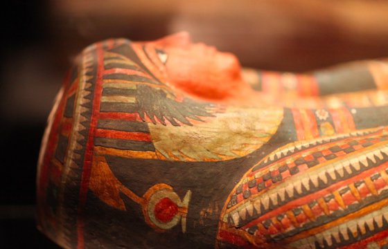 В Египте перед журналистами открыли 2600-летний саркофаг