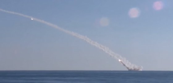 Российские военные впервые нанесли удар по позициям террористов с подводной лодки