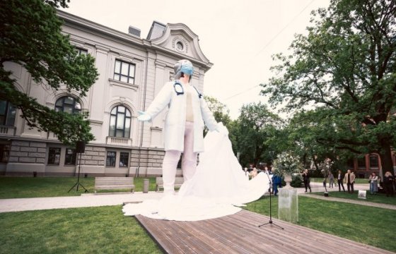 В Латвии открыли 6-метровую скульптуру в знак благодарности медикам
