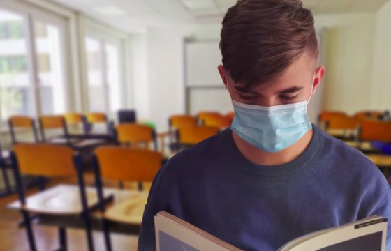 Вместо респираторов учебным заведениям Латвии разрешат использовать маски