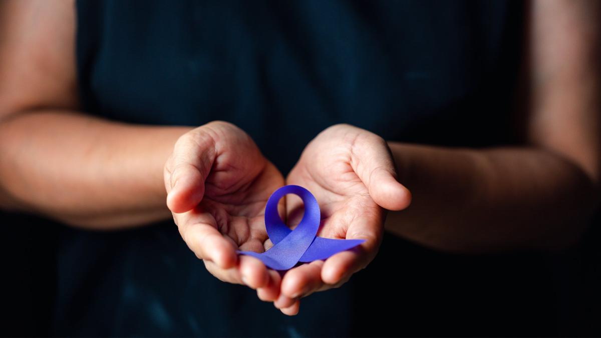 Фиолетовая лента — символ поддержки жертв домашнего насилия. Фото: Canva