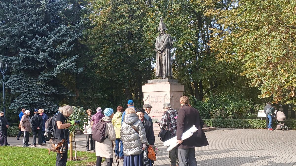 Около 50 человек протестовали против сноса памятника фельдмаршалу царской российской армии Барклаю-де-Толли в Риге