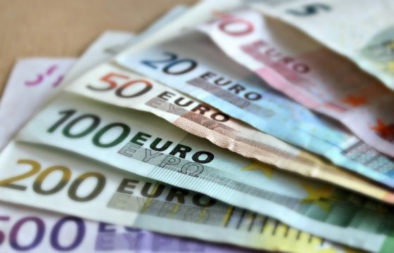 В Латвии зарплату до 450 евро получают 30,6% работников