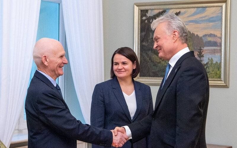 Президент Литвы Гитанас Науседа с лидером беларуских демократических сил Светланой Тихановской и нобелевским лауреатом Алесем Беляцким. Фото: офис Светланы Тихановской