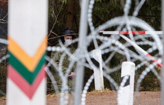 СМИ: Белорусские пограничники перебросили сотни мигрантов к границам Литвы