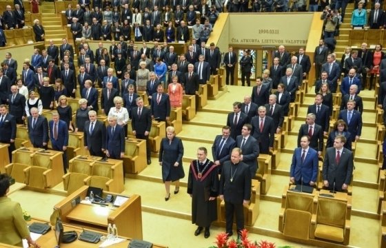 Парламентарии приняли поправки к уставу Сейма Литвы: вице-спикеры остались без служебных автомобилей