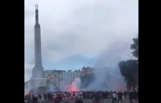 Польские футбольные фанаты зажгли файеры у памятника Свободы в Риге