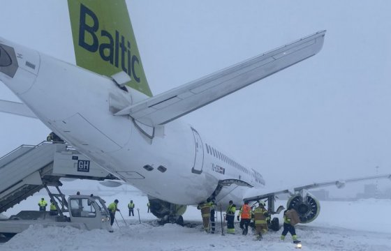 Рижский аэропорт возобновил работу после сильного снегопада