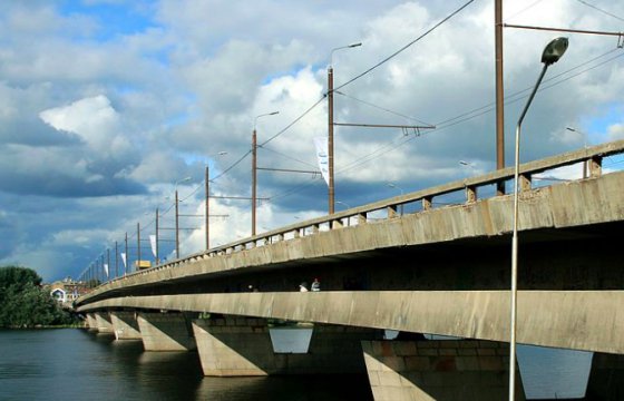 8 июля изменится организация движения на Островном мосту в Риге