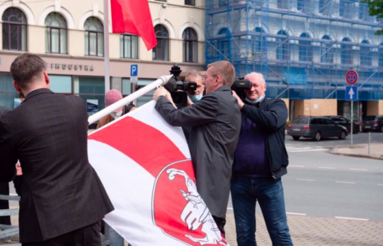 В Риге сняли «флаг белорусского режима» и вывесили бело-красно-белый флаг