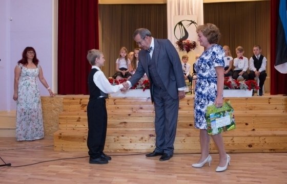Президент Эстонии подарил буквари первоклассникам родной волости