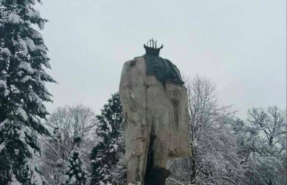 Вандалы обезглавили памятник Шевченко на Украине