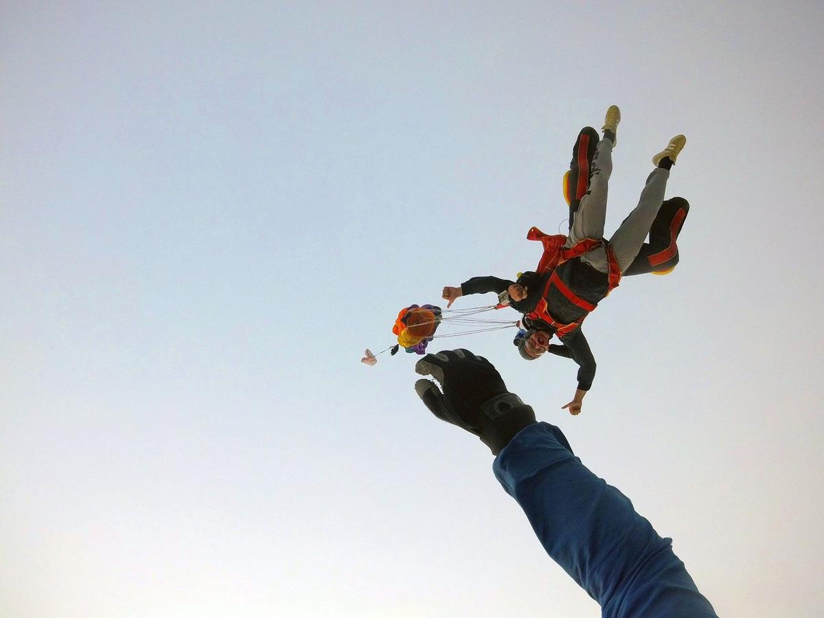 В 2021 году Михаил Афанасьев прыгнул с парашютом; это был подарок его жены. Фото из личного архива