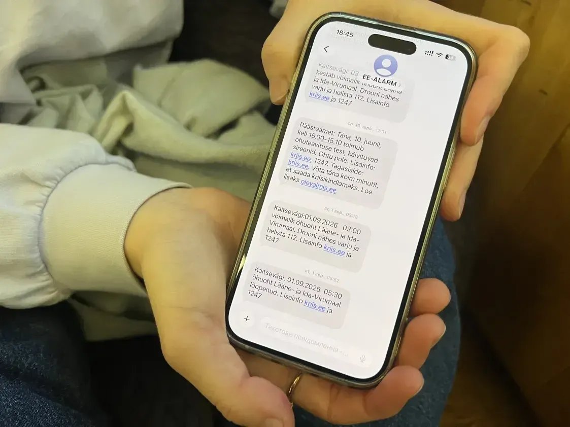 Настя показывает SMS-оповещения об опасности в городе. Фото: Euroradio