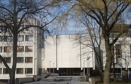 Здание правительства Литвы обнесли железобетонными столбами на случай терактов