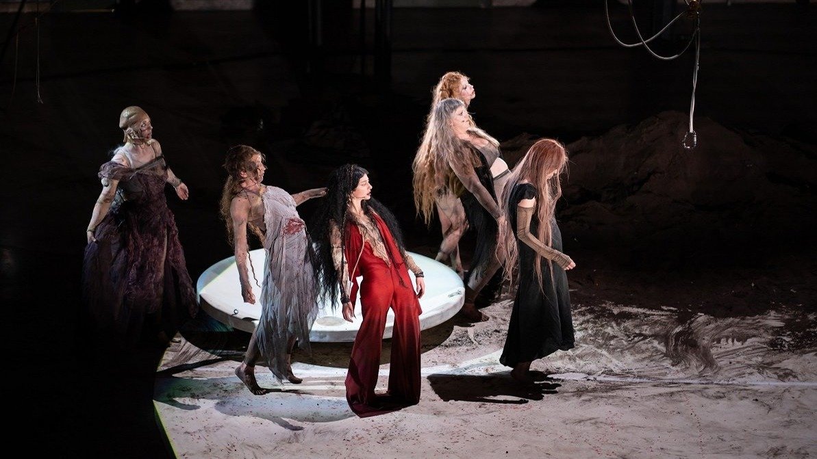 Триумф ведьм. Лучшим спектаклем года в Латвии признана постановка о силе женщин
