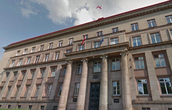 Депутат предложил снять со здания Кабмина Латвии надпись «Один закон — одна правда для всех»