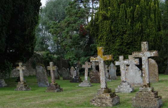 На кладбищах Риги раскапывали могилы для ритуалов по вызову духов