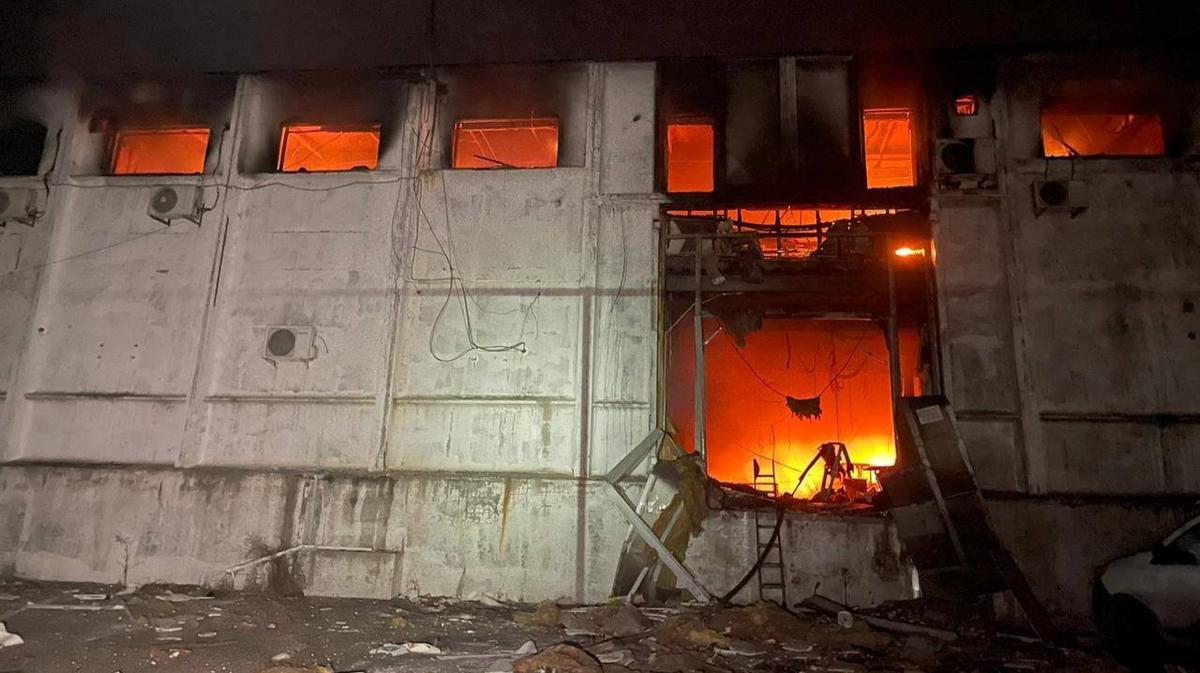 Днепр атаковали дронами-камикадзе. В результате удара начался пожар площадью 3 тысячи квадратных метров