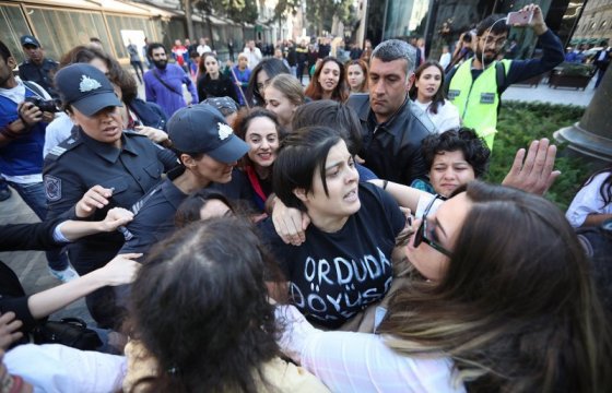 Протестный марш против насилия над женщинами в Баку: шествие состоялось вопреки усилиям полиции