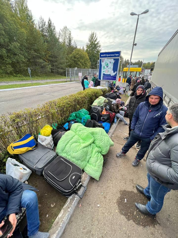 Беженцы на КПП Псковской области. Фото: Лев Шлосберг, Facebook
