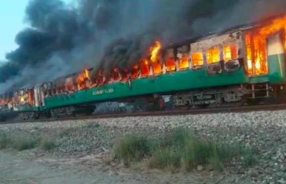 Пожар в пакистанском поезде: погибли более 60 человек