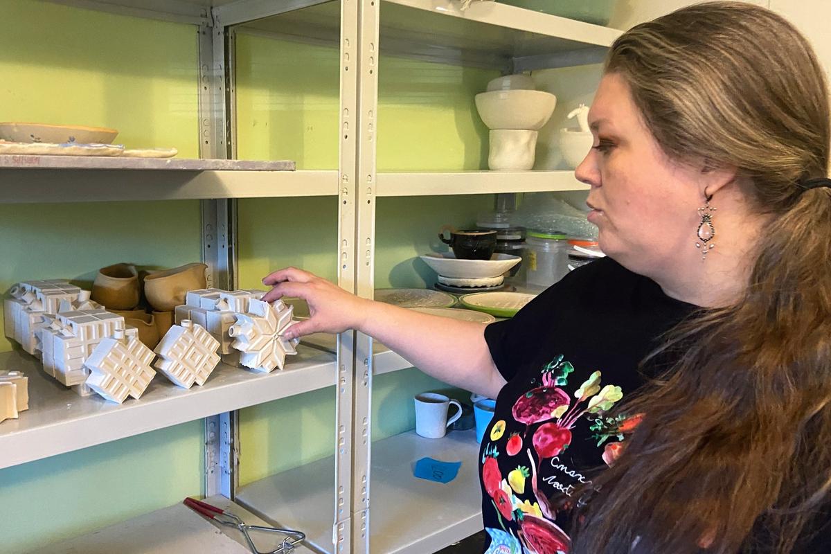 Наталья в мастерсткой. Фото: Александр Белоусов, Новая газета. Балтия