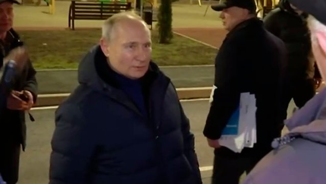 На сайте Кремля из видео с визитом Путина в Мариуполь вырезали фрагмент, где женщина кричит «это все неправда»