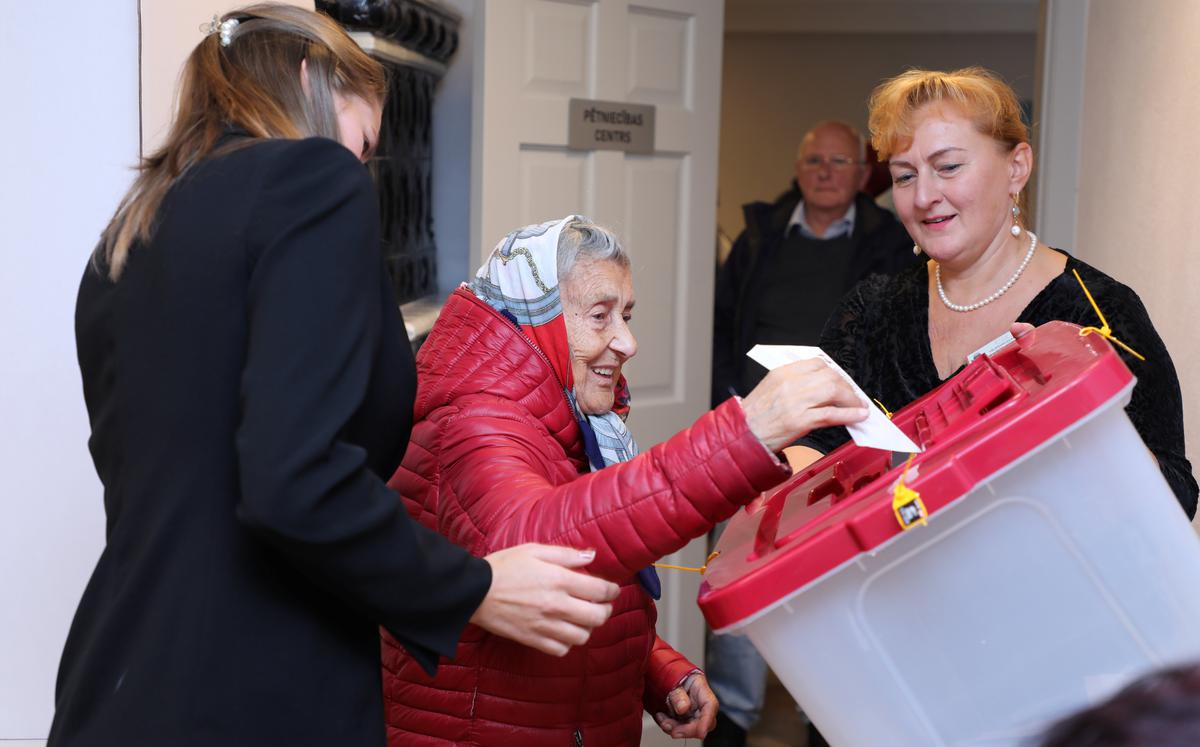 Голосование на парламентских выборах. Фото: LETA