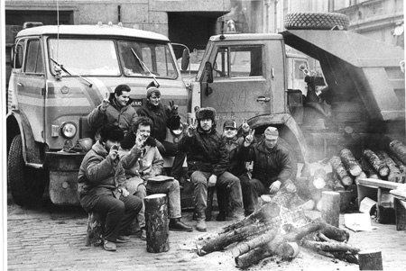 Защитники баррикад в январе 1991 года на Домской площади. Фото: архив Латвийского военного музея
