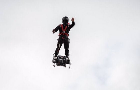 Французский изобретатель пересек Ла-Манш на летающей доске