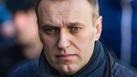 Тело российского политика Алексея Навального отдали матери