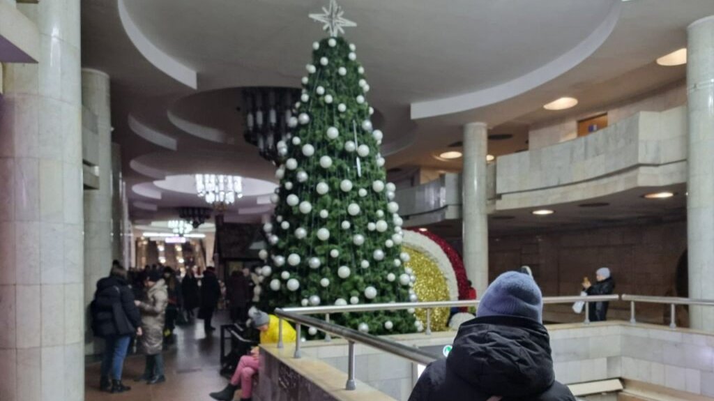 В Харькове новогоднюю елку установили в метро
