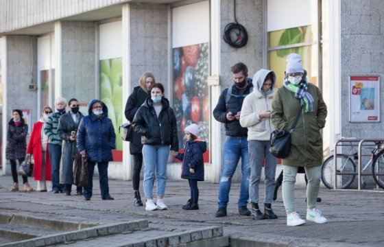 Опрос: Почти половина жителей Латвии сильно устали от пандемии