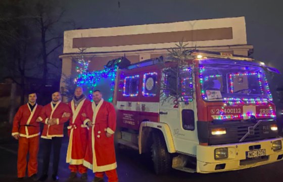 Пожарные-Санта-Клаусы поднимают настроение жителям Латвии (ВИДЕО)
