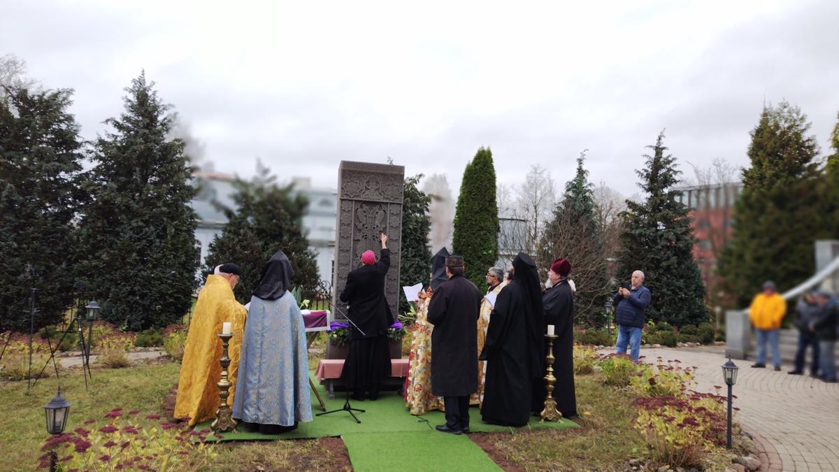 Руководители ведущих конфессий Латвии освятили армянский каменный крест в память о жертвах войны