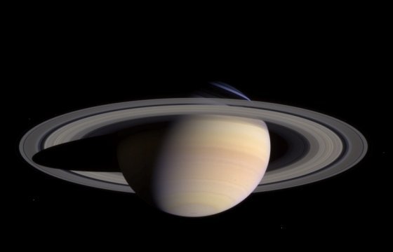 Зонд Cassini впервые пролетел между Сатурном и его кольцами