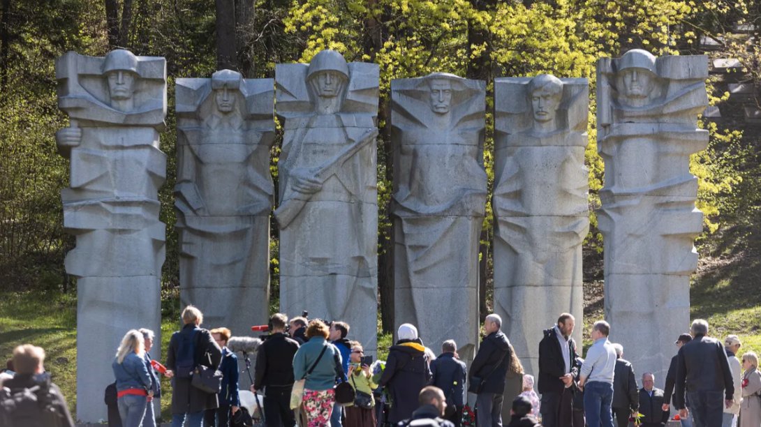 В Вильнюсе отложили демонтаж советских скульптур на Антакальнисском кладбище