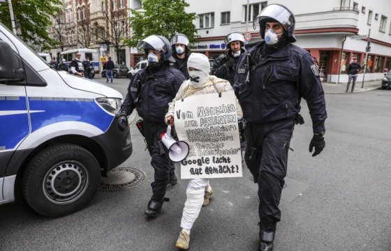 Полиция Берлина задержала более 100 протестующих против карантина