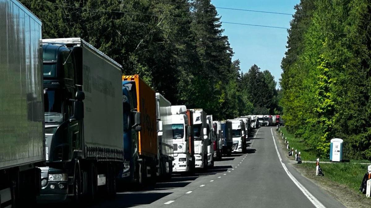 Сотни грузовиков литовских перевозчиков застряли в Беларуси. LINAVA призвала правительство Литвы срочно найти решение