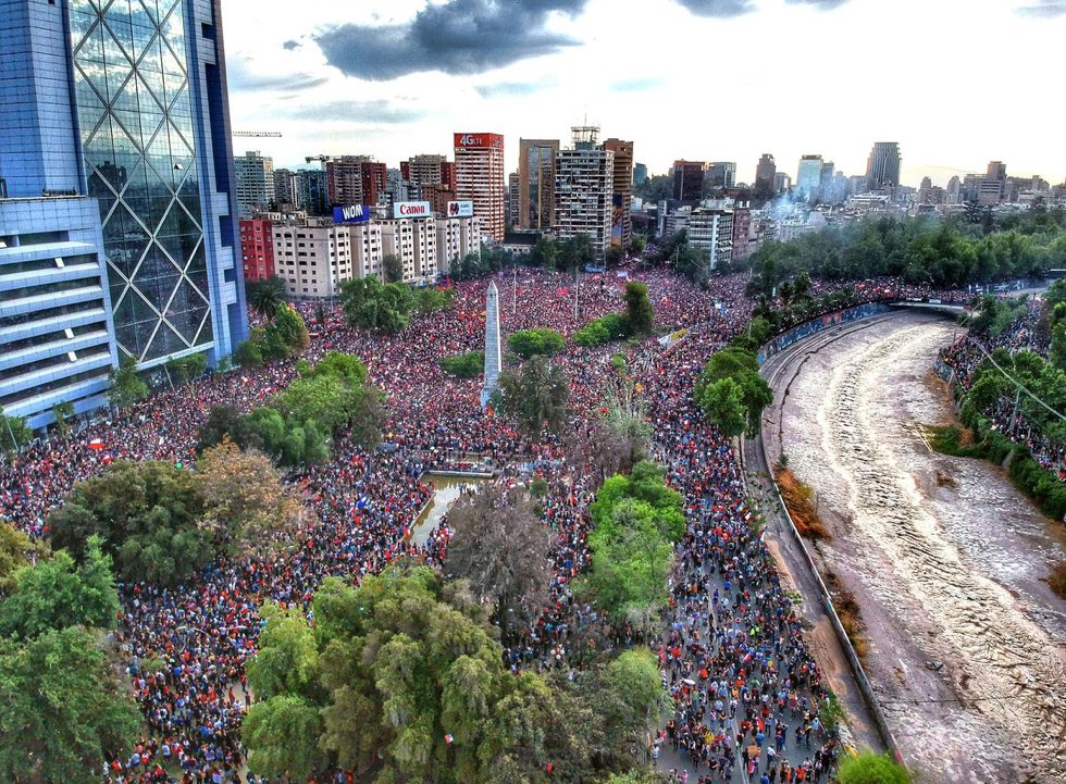 Протесты в Сантьяго, на улицы вышли более миллиона человек. 25 октября 2019 года. Фото:  Wikimedia Commons , CC BY-SA 4.0