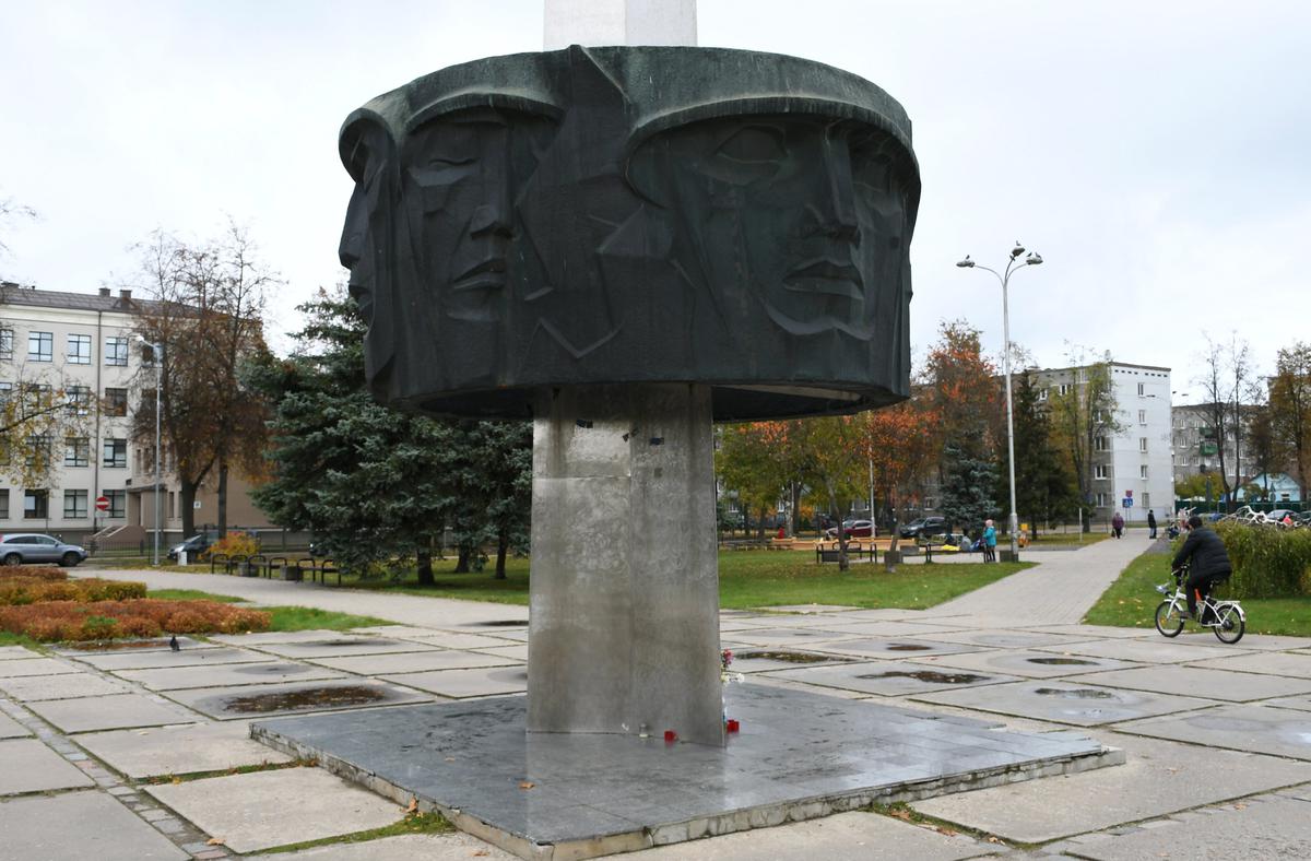 Памятник в сквере Славы, Даугавпилс. Фото: LETA