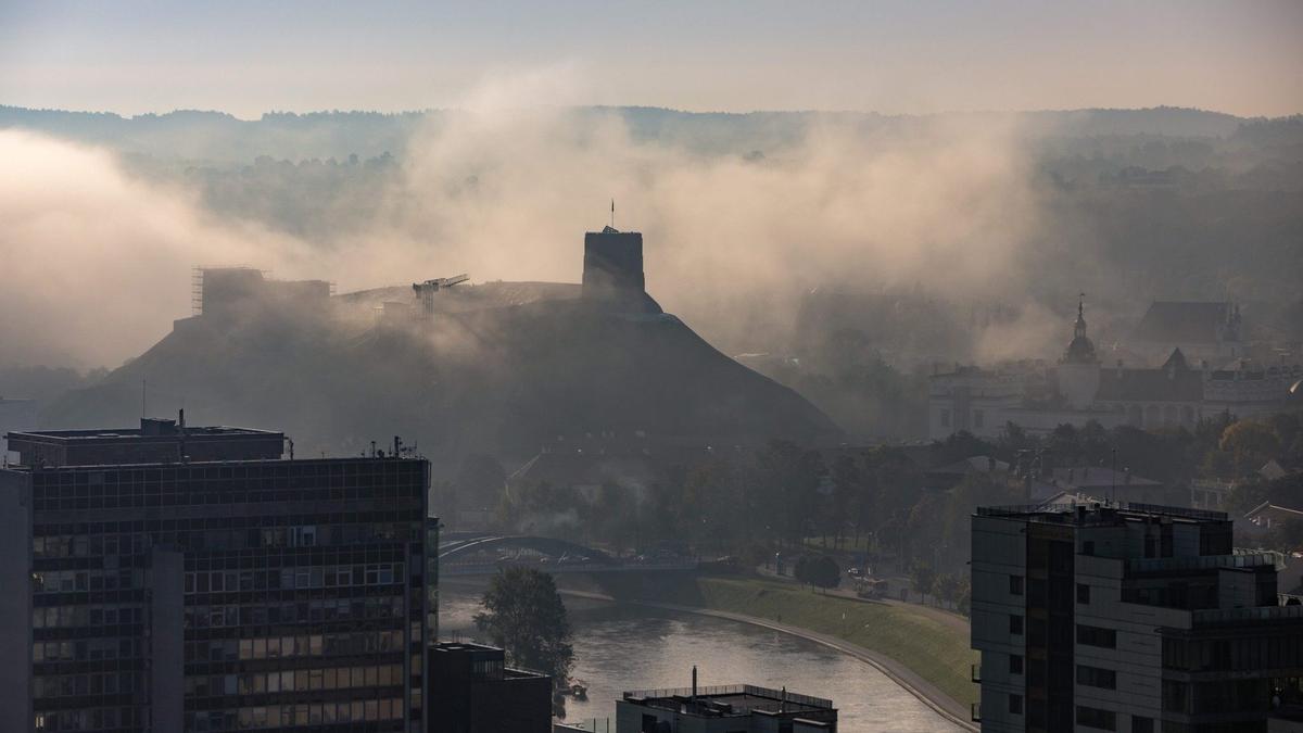 В Вильнюсе фиксируют повышенное загрязнение воздуха: мэрия рекомендует оставаться в помещении, а на улице носить маску