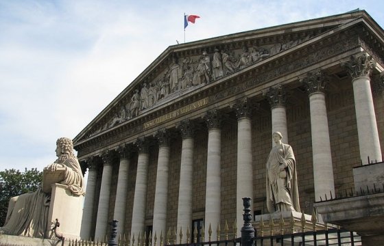 Глава МВД Франции ушел в отставку из-за найма на работу своих дочерей