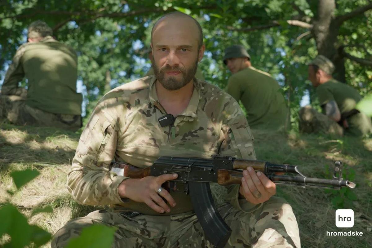 Виталий, военнослужащий батальона «Шквал», во время пребывания на БОВП. Виктория Коломиец / hromadske