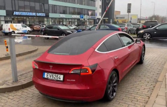 Литовская полиция опробует автомобиль Tesla