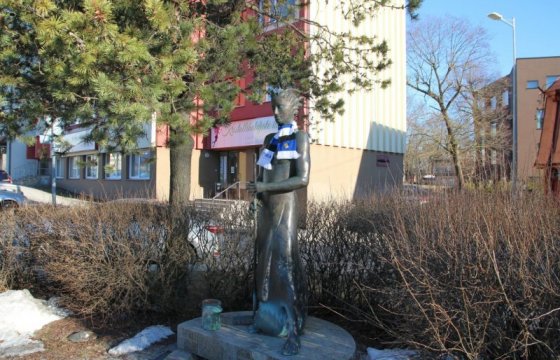 Ко дню Независимости Эстонии на памятники Таллина одели шарфы