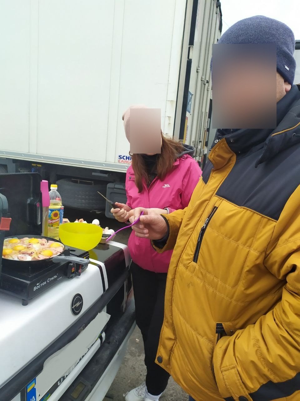 Приготовление пищи в очереди на границе. Фото предоставлено нашим собеседником
