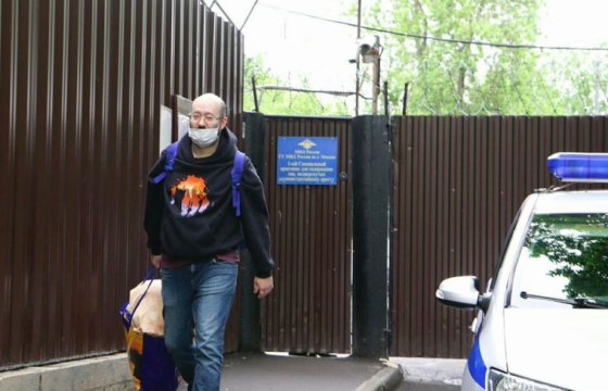 Спецкор «Новой» Илья Азар вышел из спецприемника после ареста за одиночный пикет
