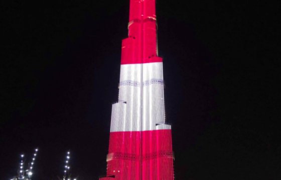 Самый высокий небоскреб в мире окрасили в цвета латвийского флага